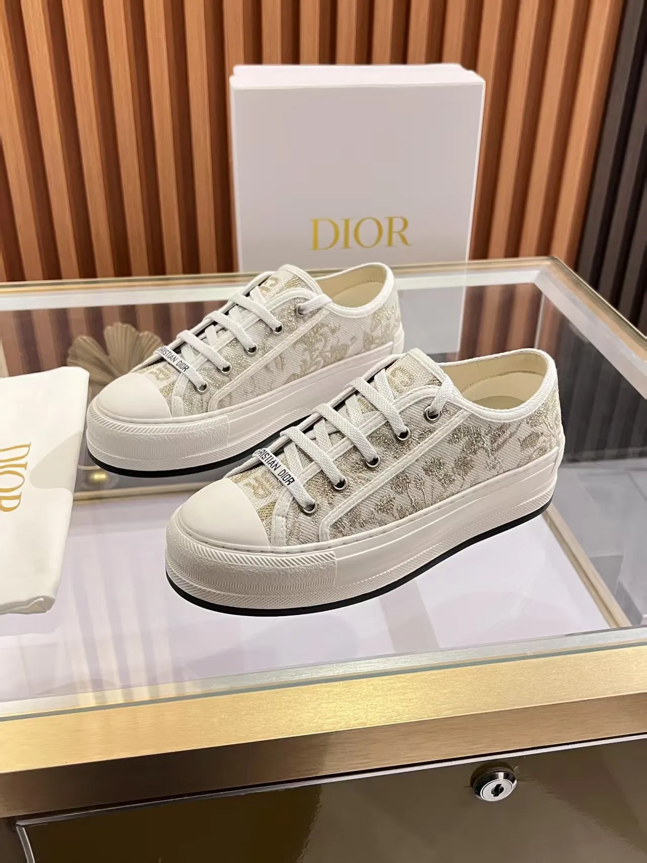 👟👟Ex-factory price 520👟👟 Walk‘n’Dior embroidered mid-top casual shoes are new in 2025. On the fashion stage, Dior embroidered shoes are the well-deserved protagonist. Delicate stitching is used on the upper, every stitch is devoted to the craftsman's efforts, and every thread is woven with artistic poetry. From complex floral patterns to smart geometric textures, embroidery is like the magic that gives shoes life, allowing them to show dynamic beauty even in static conditions.   Wearing Dior embroidered shoes feels like stepping into a dream world full of art. It is not only a pair of shoes, but also a walking piece of art that perfectly integrates fashion and culture. Whether you are strolling on the bustling city streets or attending important social occasions, Dior embroidered shoes can add unique charm to your style and become the focus of everyone's attention.   Choosing Dior embroidered shoes means choosing a persistent pursuit of quality and a unique understanding of fashion. Let it accompany you through every wonderful moment and leave your own fashion mark.  Material: Sheepskin lining, feet, silk cowhide, size 35-41, heel height 5cm